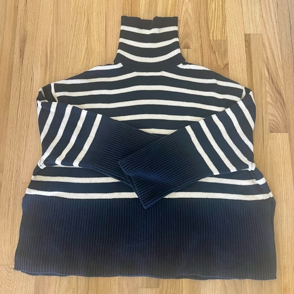 Like New Gap 24/7 Split-Hem Turtleneck Sweater - Picture 4 of 6